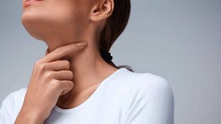 Tomoqqa bir narsa tiqilgandek tuyulsa: bu yoqimsiz holat nima sababdan yuzaga keladi?