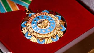 Иккинчи жаҳон урушида ўзбекистонлик аскарни ўз уйида яширган британиялик эр-хотин “Дўстлик” ордени билан мукофотланди