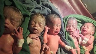 12 yil farzand kutgan ayol besh egizak dunyoga keltirdi