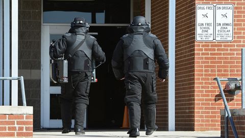 АҚШда 17 ёшли ўсмир мактабга автомат ва тўппончалар олиб келгани учун ҳибсга олинди