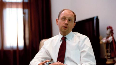 Ukraina bosh vaziri Yatsenyuk mahalliy referendumlar haqida qonun qabul qilinishini yoqlab chiqdi