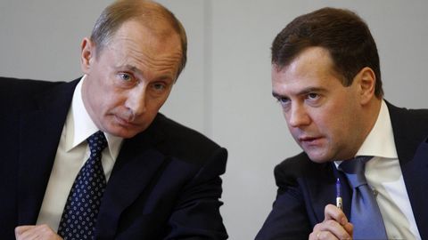 Владимир Путин ўзи ва Медведевнинг маошини уч баравар оширди