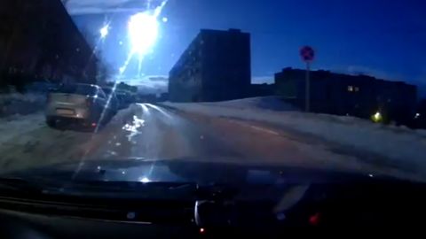 Rossiyadagi Kola yarimoroli aholisi osmonda yorqin chaqnashni kuzatdi (video)