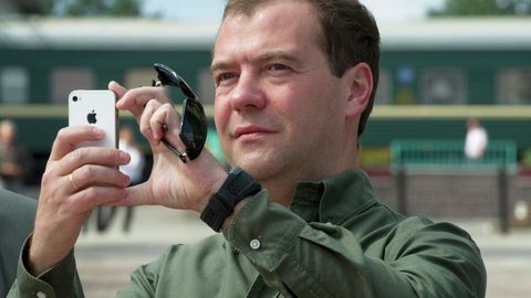 Дмитрий Медведев iPhone ва iPad’дан воз кечмоқчи эмас