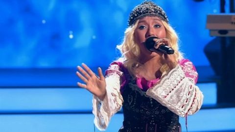 Севара Назархон «Точь-в-точь»да Пелагея қиёфасида саҳнага чиқди