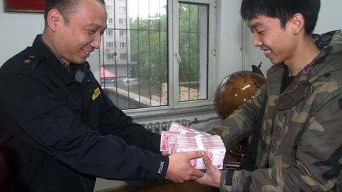 Хитойлик таксичи машинасида унутиб қолдирилган 27 минг долларни эгасига қайтарди