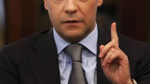 Медведев Twitter’ни ёпиб қўймоқчи бўлганларга «каллани ишлатиш»ни тавсия қилди