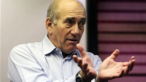 Исроил собиқ бош вазири Эхуд Ольмерт порахўрликда айбланиб, олти йилга қамалди