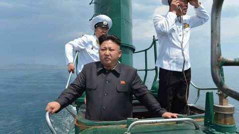 Ким Чен Ин сувости кемаси манёврларига шахсан раҳбарлик қилди