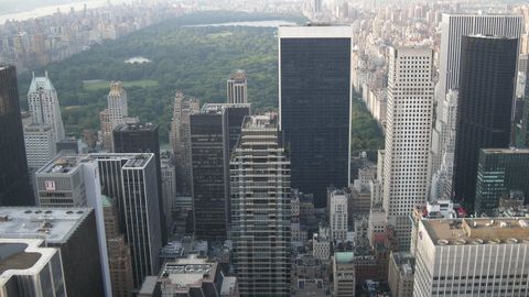 Xitoylik milliarder Nyu-Yorkdagi boshpanasizlar uchun uyushtirgan tushlikda va’da qilingan pul tarqatilmadi