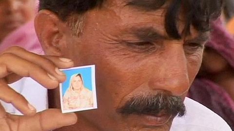 Pokistonda toshbo‘ron qilingan ayolning eri o‘z joniga qasd qilish bilan tahdid etdi