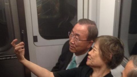 БМТ бош котиби Нью-Йорк метросида нотаниш аёл билан суратга тушди