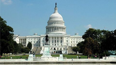 АҚШ осмонида пайдо бўлган номаълум самолёт туфайли конгрессменлар Капитолийдан эвакуация қилинди