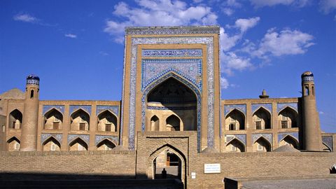 Xivadagi Olloqulixon madrasasida hunarmandchilik markazi ishga tushdi