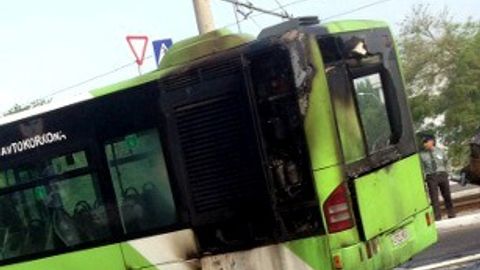 Тошкентда «Дўстлик» метро бекати яқинида автобус ёниб кетди