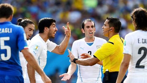 Suaresning tishlab olganini ko‘rmay qolgan hakam faoliyatini yakunladi