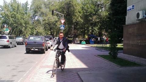Қирғизистонлик амалдор ишга велосипедда қатнашни бошлади
