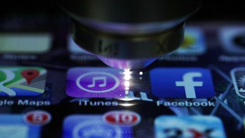 Тана ҳароратини аниқлайдиган ва қонни таҳлил қиладиган смартфон дисплейи ишлаб чиқарилиши мумкин