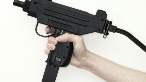 AQShda 9 yoshli qiz o‘q otish bo‘yicha instruktorni tasodifan otib o‘ldirdi