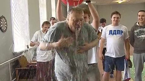 Vladimir Jirinovskiy muzdek suvda cho‘mildi