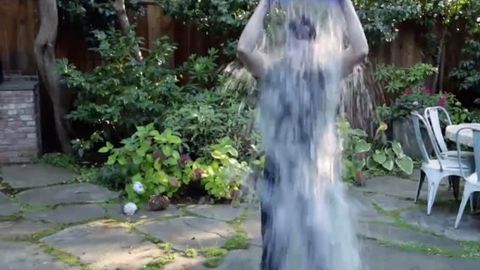 Марк Цукерберг ўз устидан муздек сув қуйиб юборди ва Билл Гейтсни ҳам шундай қилишга чақирди