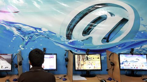 Эрон президенти интернетга бағрикенглик билан муносабатда бўлишга чақирди