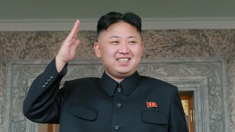 КХДР телевидениеси Ким Чен Иннинг оқсоқланиб юрганини кўрсатди
