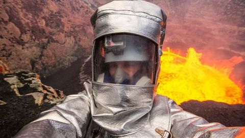 Kanadalik teleboshlovchi vulqonda selfiga tushdi (video)