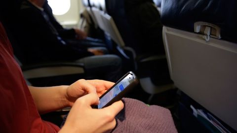 Европада самолётларда мобил телефондан фойдаланишга рухсат берилди