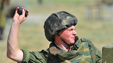 Rossiyada polkovnik askarni granata portlashidan to‘sib qoldi