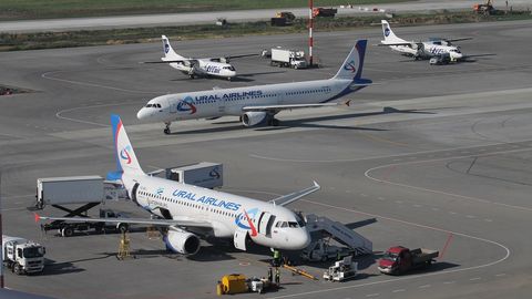 Yekaterinburg aeroportida samolyot yuk ortuvchi mashina bilan to‘qnashib ketdi