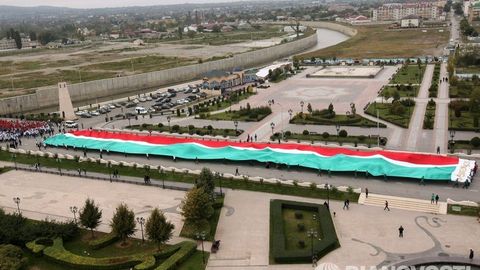 Чеченистонликлар 2 минг метрли «тирик» байроқ яратиб, жаҳон рекордини ўрнатди