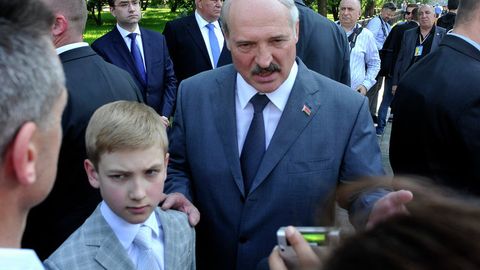 Лукашенко Ғарб унинг 10 ёшли ўғлига нисбатан санкция киритганини айтди