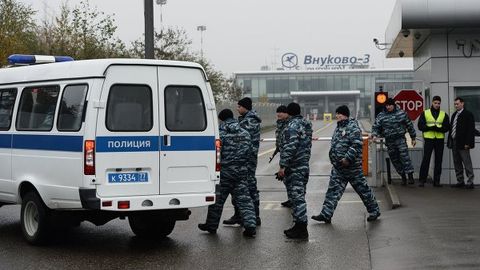 Vnukovoda samolyot bilan to‘qnashgan qor tozalovchi mashina haydovchisi ikki sutkaga hibsga olindi
