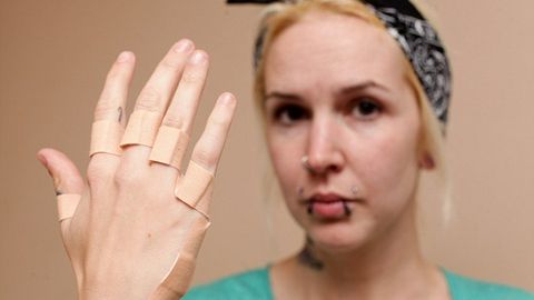 Британиялик ўқитувчига татуировкалари туфайли дарс ўтиш тақиқлаб қўйилди