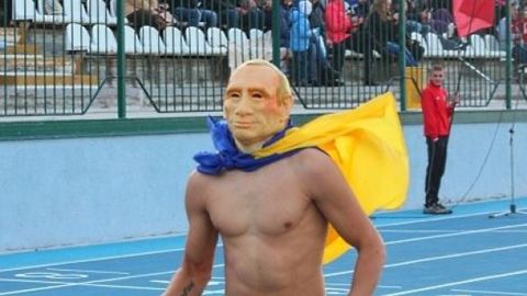 Ukrainadagi futbol musobaqasida muxlislardan biri Putin niqobida stadionni aylanib chiqdi