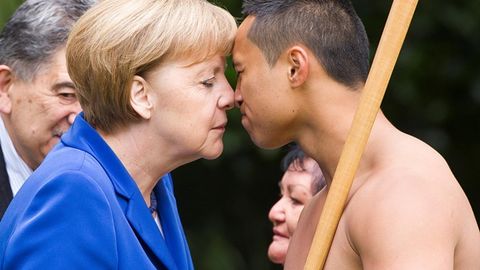 Merkelning yarim yalang‘och yangi zelandiyalik bilan tushgan surati internetda tarqalib ketdi