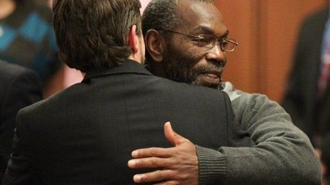 Yolg‘on guvohlik asosida 39 yil umrini qamoqda o‘tkazgan amerikalik ozod etildi