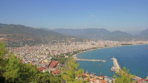 Turkiyalik erkak 7-qavatdan yiqilib ketgan 4 yoshli qizchani tutib oldi