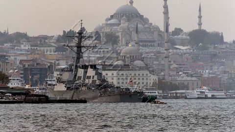 Истанбулда турк миллатчилари америкалик аскарлар устига бўёқ сепди