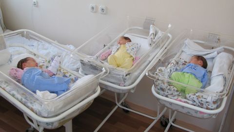 Самарқандда уч эгизакнинг ота-онаси ҳокимият ваъда қилган уйни бир йилдан буён кутмоқда