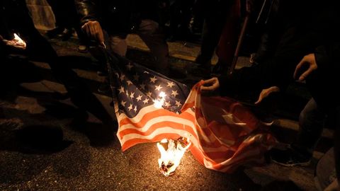 Afinadagi AQSh elchixonasi oldida namoyishchilar Amerika bayrog‘ini yoqib yubordi