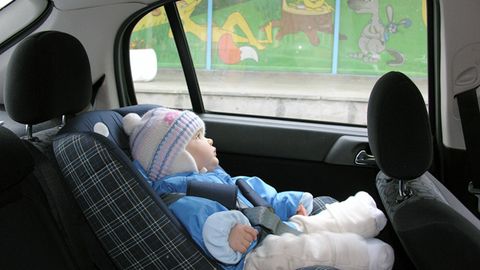 Rossiyaning Sankt-Peterburg shahrida mashinani chaqaloq bilan birga evakuatsiya qilishdi