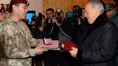 Nazarboyev qizil beret sohibiga aylandi