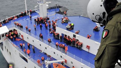 Ёнаётган Norman Atlantic паромидан 221 киши қутқариб олинди