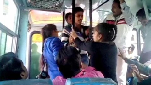 Ҳиндистонлик опа-сингиллар зўравонларга муносиб қаршилик кўрсатиб, ҳурматга сазовор бўлди (видео)