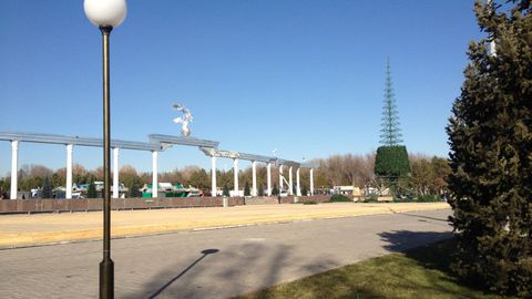 Toshkentdagi Mustaqillik maydonida O‘zbekistonning asosiy Yangi yil archasini o‘rnatish ishlari boshlandi