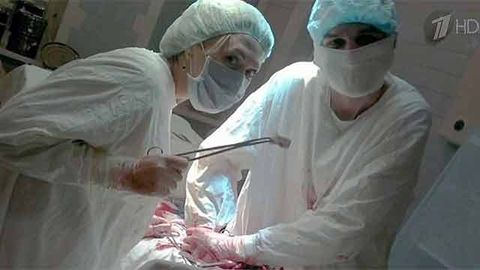 Rossiyada operatsiya qilinayotgan bemor fonida selfiga tushgan hamshiraning shaxsi aniqlandi