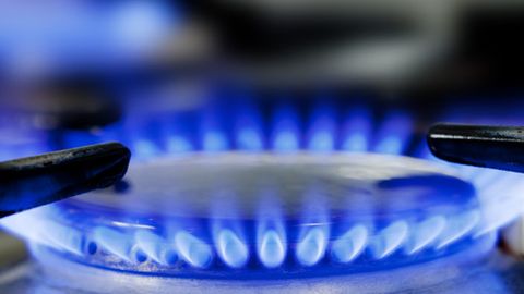 Фарғонада тўлдирилган газ баллонларини белгиланганидан қиммат нархда сотишдан тушган 8 миллион сўмдан ортиқ маблағ банкка топширилмагани аниқланди