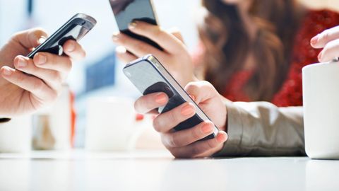 Olimlar mobil telefonlarning sog‘liq uchun beziyon ekanligini isbotladi